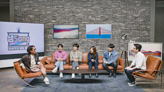 안테나 엔터테인먼트의 아티스트들이 웹 예능 '샘Song'을 촬영하고 있다. <삼성전자 제공>